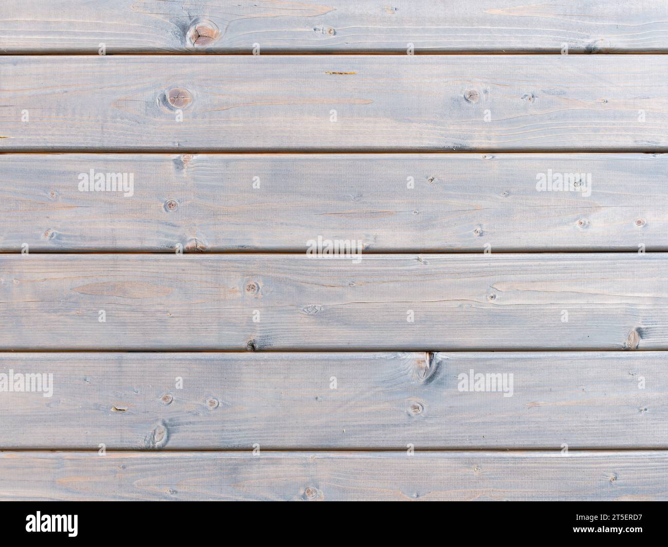 Tavole di legno dipinte di blu. Sfondo a trama Woodgrain delle tavole in direzione orizzontale. Primo piano esterno del muro dell'edificio. Foto Stock