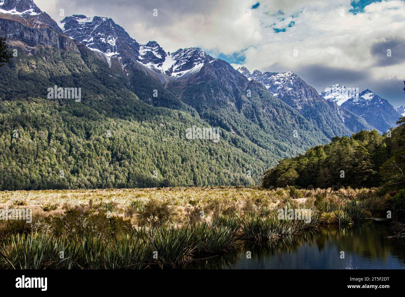 Vista delle montagne innevate riflesse sui laghi Mirror in nuova Zelanda Foto Stock