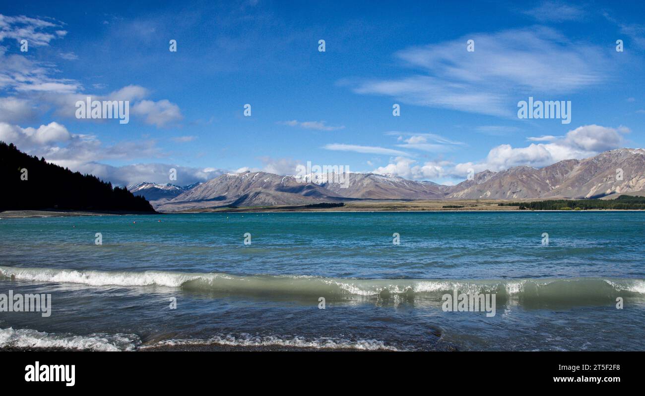 Insolito colore blu-verde delle acque del lago Pukaki sull'Isola del Sud nuova Zelanda. Il lago Pukaki è il più grande dei tre laghi alpini Foto Stock