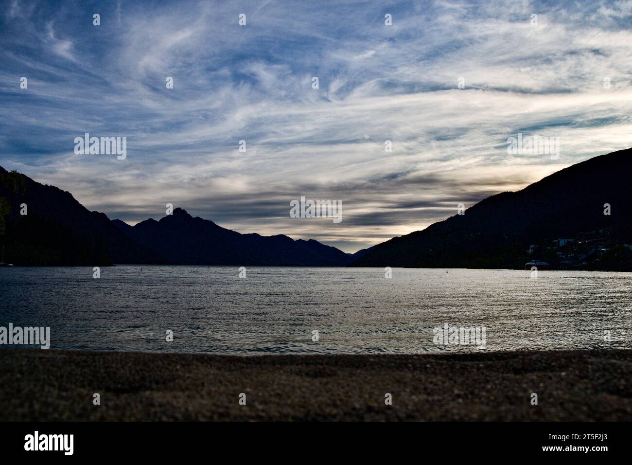 Lago Wakatipu al tramonto a Queenstown, nuova Zelanda Foto Stock