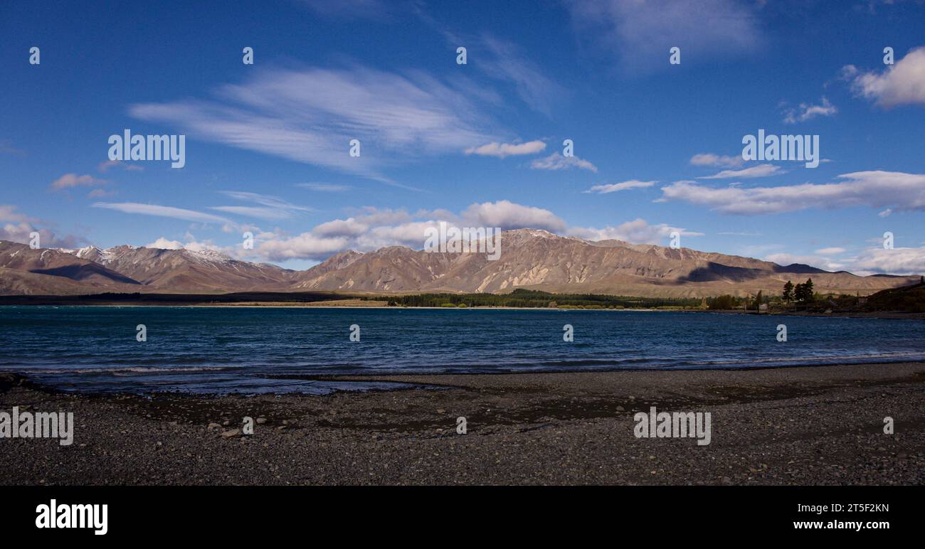 Vista sul lago Pukaki nel sud della nuova Zelanda 2023. Luogo magico dove è possibile vedere il lago, cime innevate e splendidi cieli. Foto Stock