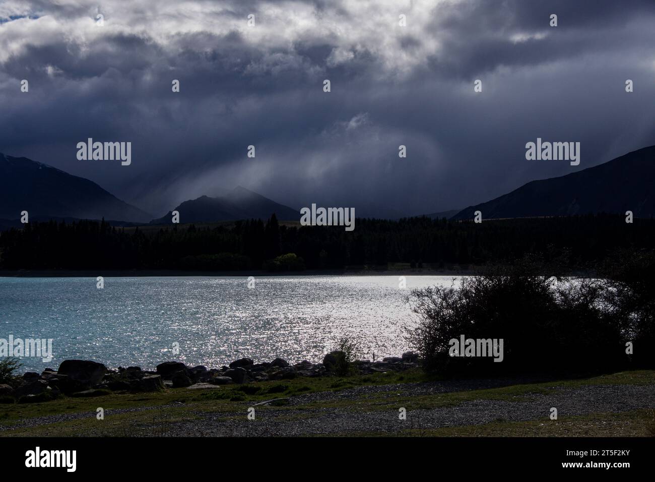 La splendida vista del lago Tekapo in una giornata nuvolosa rende la scena più drammatica Foto Stock