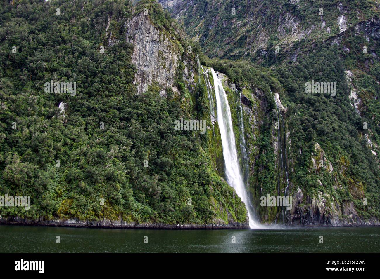 Spettacolare scenario di una cascata sul Milford Sound, Fiordland, nuova Zelanda Foto Stock