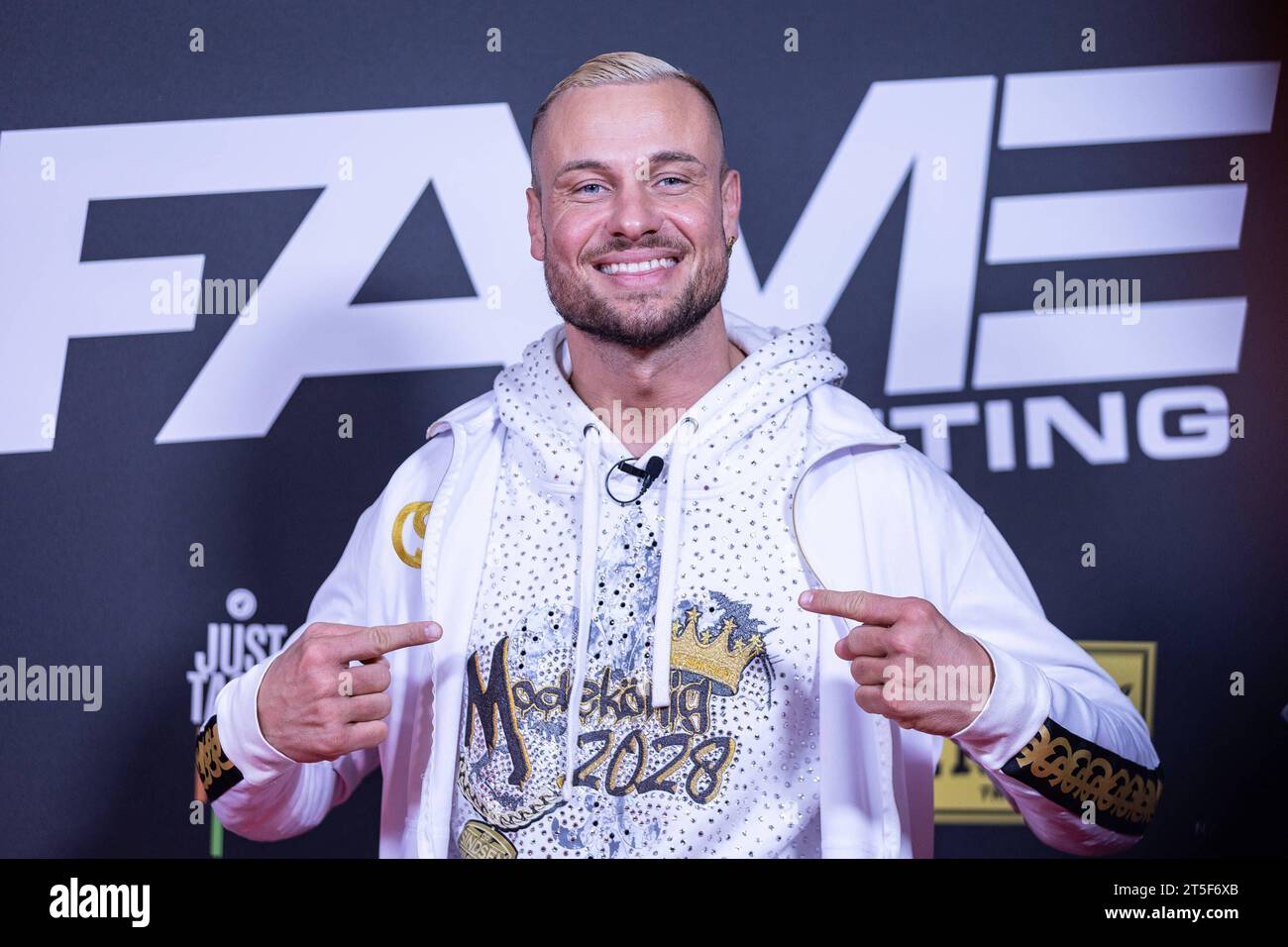 FAME FIGHTING 2023 - Boxevent mit Influencern und Reality-Stars Eric Sindermann post - Zahlreiche Reality-Stars und Influencer duellieren sich beim ersten Fame Fighting im Bonner Maritim Hotel im Ring. Vielen Kämpfen gingen offen ausgetragene Streitigkeiten voraus. Organisiert wird der Abend von Eugen Lopez. Bonn Maritim Hotel NRW Deutschland *** evento di pugilato FAME FIGHTING 2023 con influencer e reality star Eric Sindermann post numerosi reality star e influencer duellano sul ring al First Fame Fighting al Maritim Hotel di Bonn molti combattimenti sono stati preceduti da dispute aperte l'pari Foto Stock