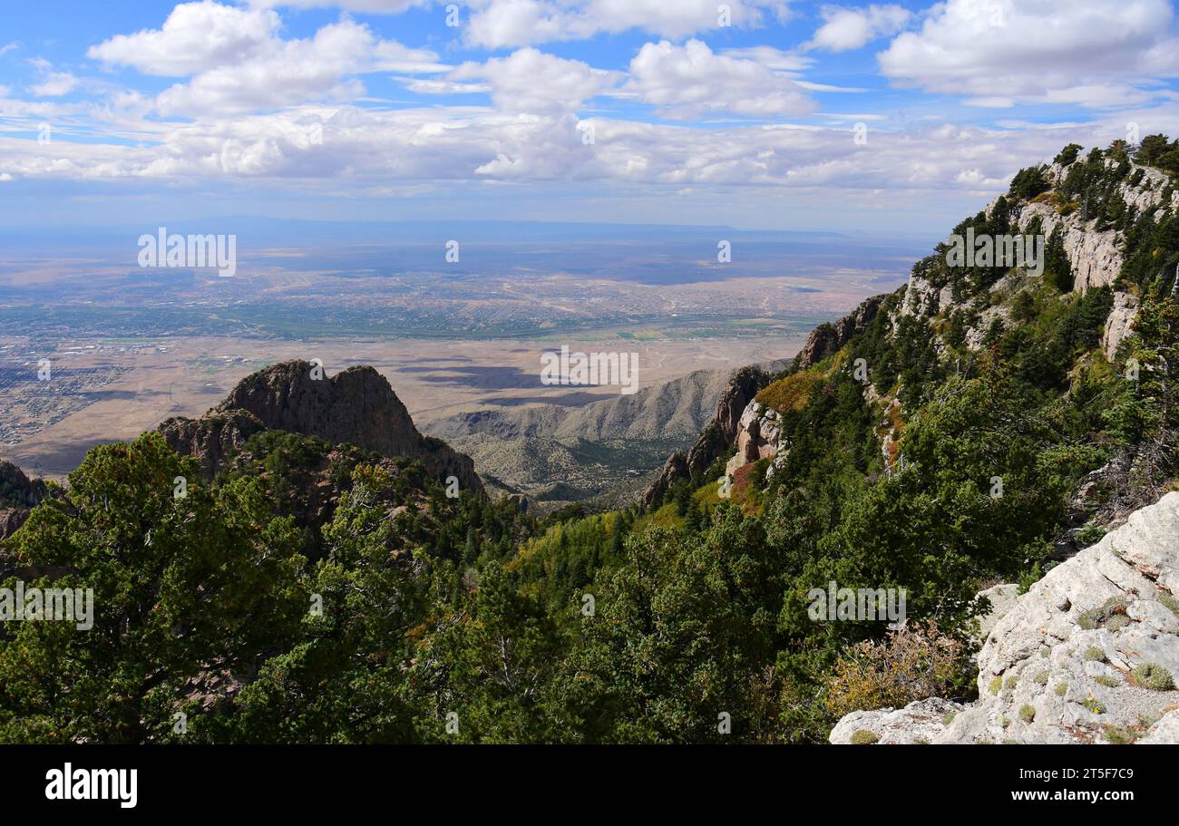 vista panoramica delle cime di granito e di albuquerque dalla cima della funivia di sandia peak, albuquerque, new mexico Foto Stock