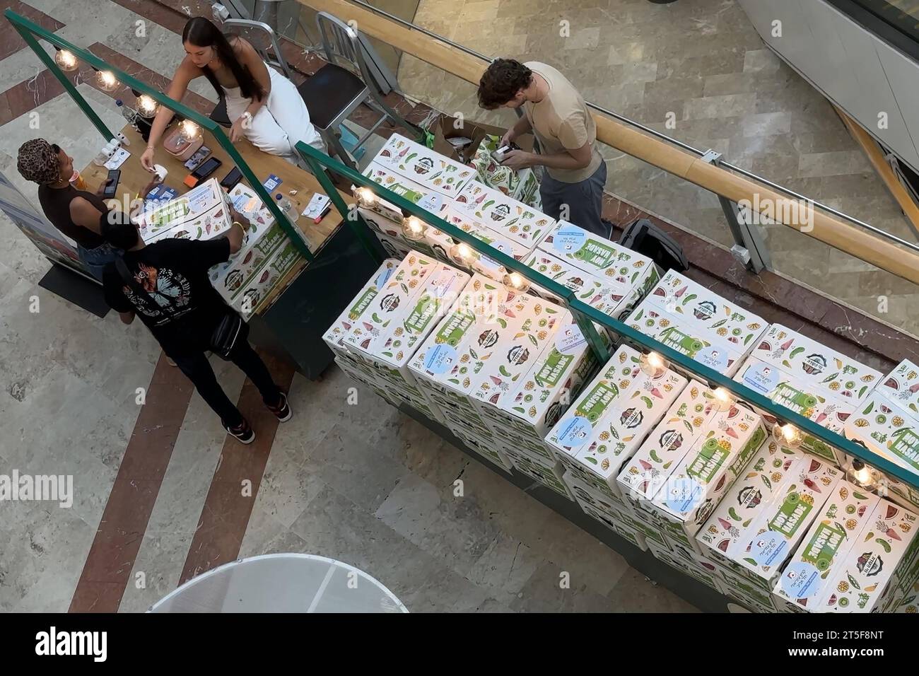 La gente acquista prodotti freschi nel tentativo di sostenere gli agricoltori israeliani che circondano la Striscia di Gaza nel centro commerciale Azrieli il 1° novembre 2023 a Tel Aviv, Israele. Il cuore agricolo di Israele, che circonda la Striscia di Gaza, è stato gravemente danneggiato dal conflitto israelo-Hamas. Qualsiasi attività agricola entro quattro chilometri (2,5 miglia) dalla recinzione di confine è stata vietata dall'esercito. Foto Stock