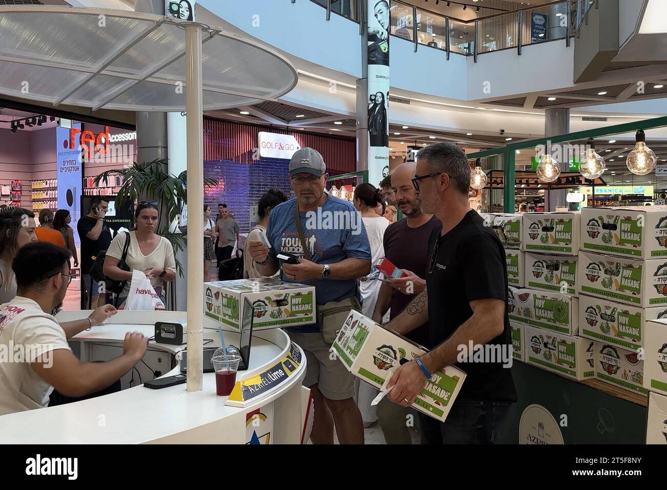 La gente acquista prodotti freschi nel tentativo di sostenere gli agricoltori israeliani che circondano la Striscia di Gaza nel centro commerciale Azrieli il 1° novembre 2023 a Tel Aviv, Israele. Il cuore agricolo di Israele, che circonda la Striscia di Gaza, è stato gravemente danneggiato dal conflitto israelo-Hamas. Qualsiasi attività agricola entro quattro chilometri (2,5 miglia) dalla recinzione di confine è stata vietata dall'esercito. Foto Stock