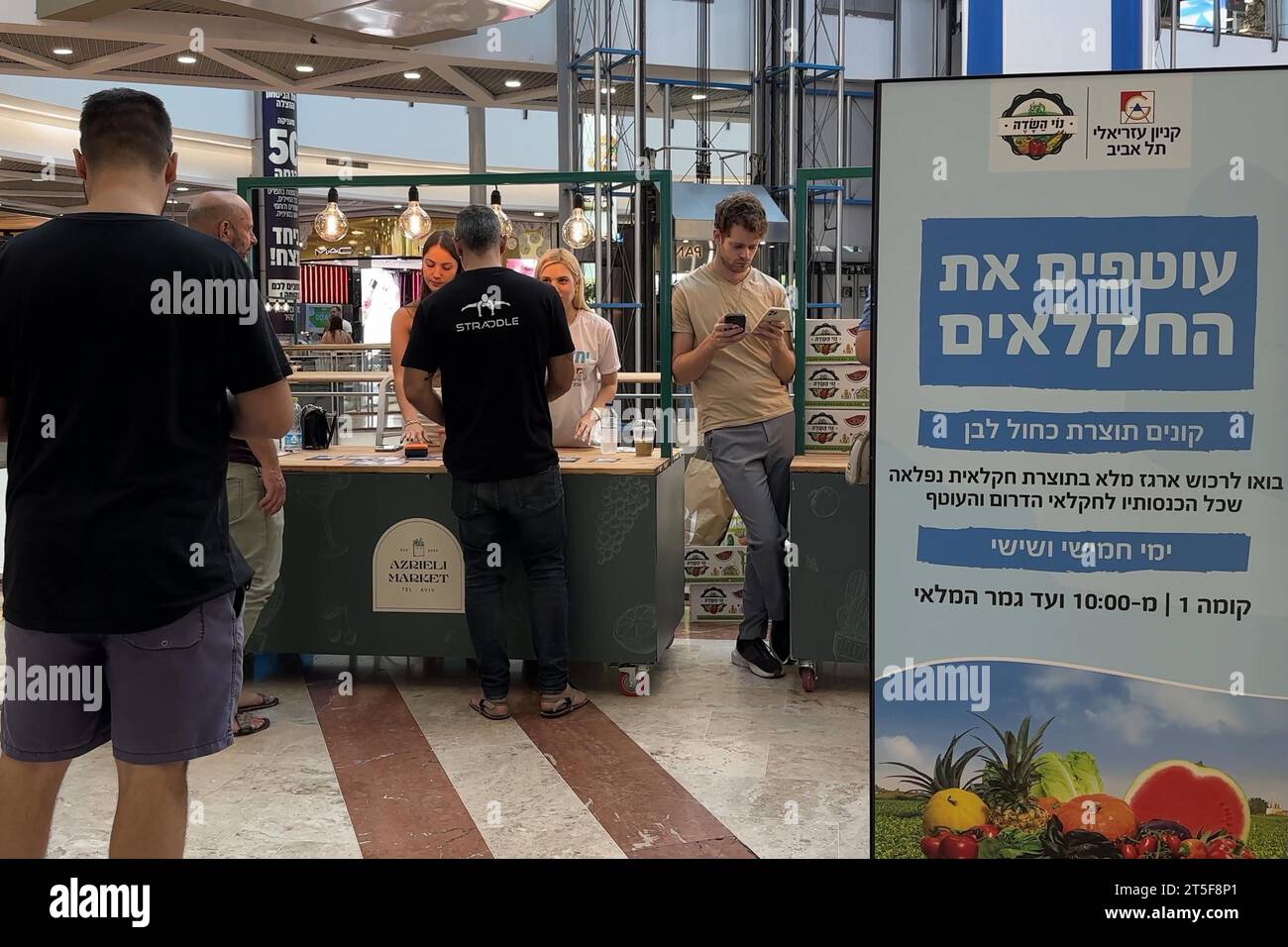 La gente acquista prodotti freschi nel tentativo di sostenere gli agricoltori israeliani che circondano la Striscia di Gaza nel centro commerciale Azrieli il 1° novembre 2023 a Tel Aviv, Israele. Il cuore agricolo di Israele, che circonda la Striscia di Gaza, è stato gravemente danneggiato dal conflitto israelo-Hamas. Qualsiasi attività agricola entro quattro chilometri (2,5 miglia) dalla recinzione di confine è stata vietata dall'esercito. Foto Stock