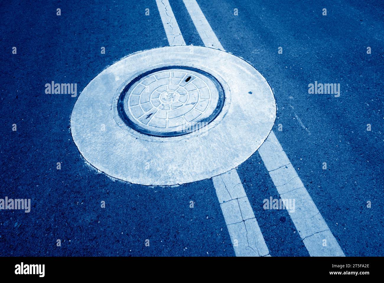 doppia linea gialla continua sulla strada Foto Stock