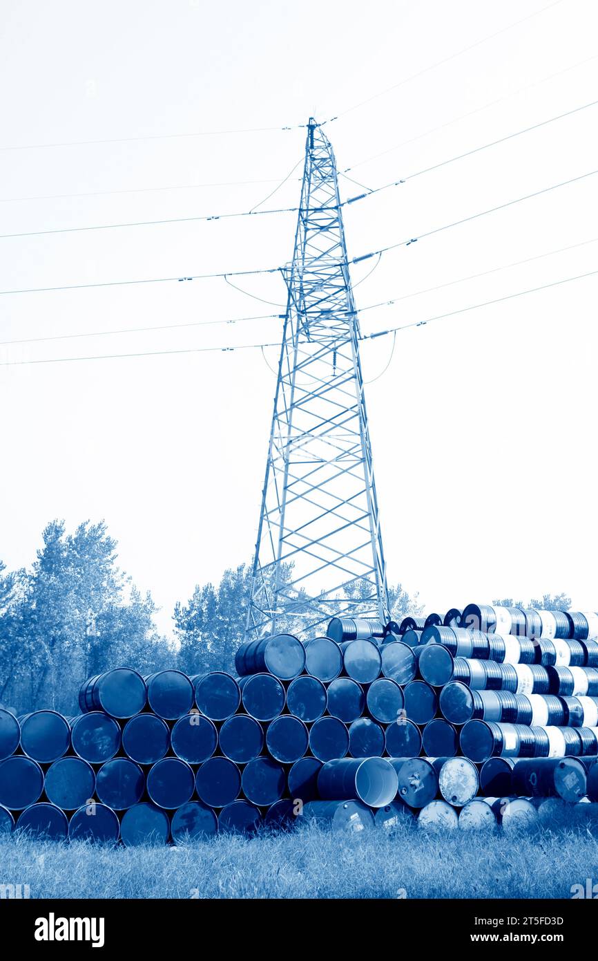 fusti di olio e torre elettrica in un'area di stoccaggio Foto Stock