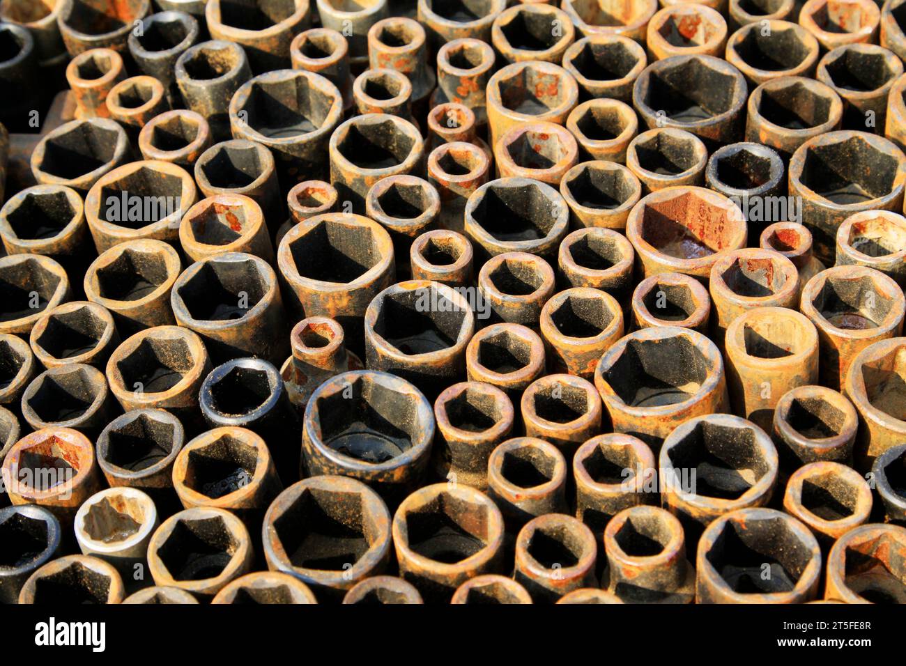 parti metalliche a esagono incassato che si accumulano insieme Foto Stock