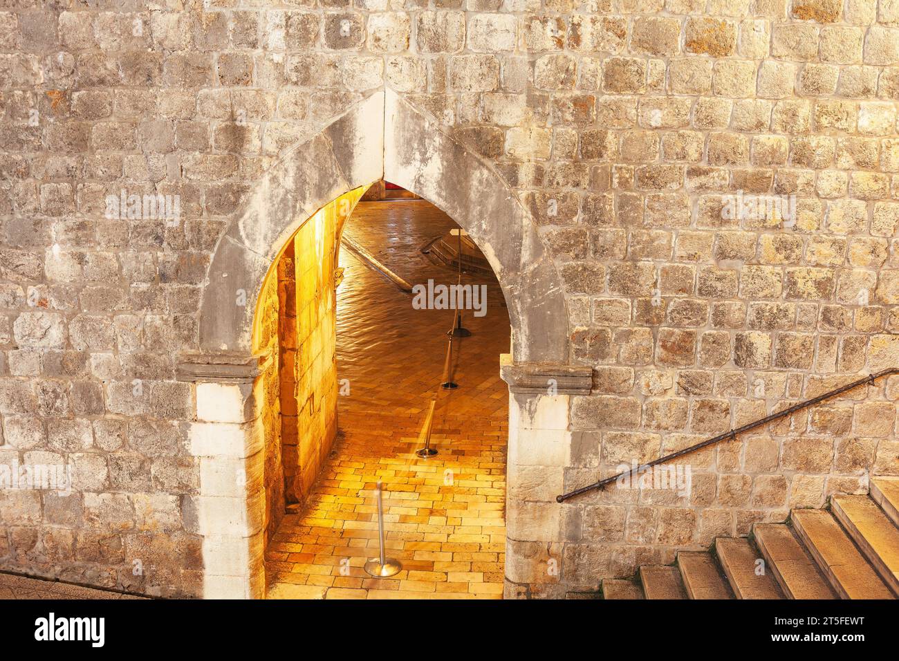 Arco di pietra nella città vecchia di Dubrovnik, Croazia . Ingresso nella città medievale Foto Stock