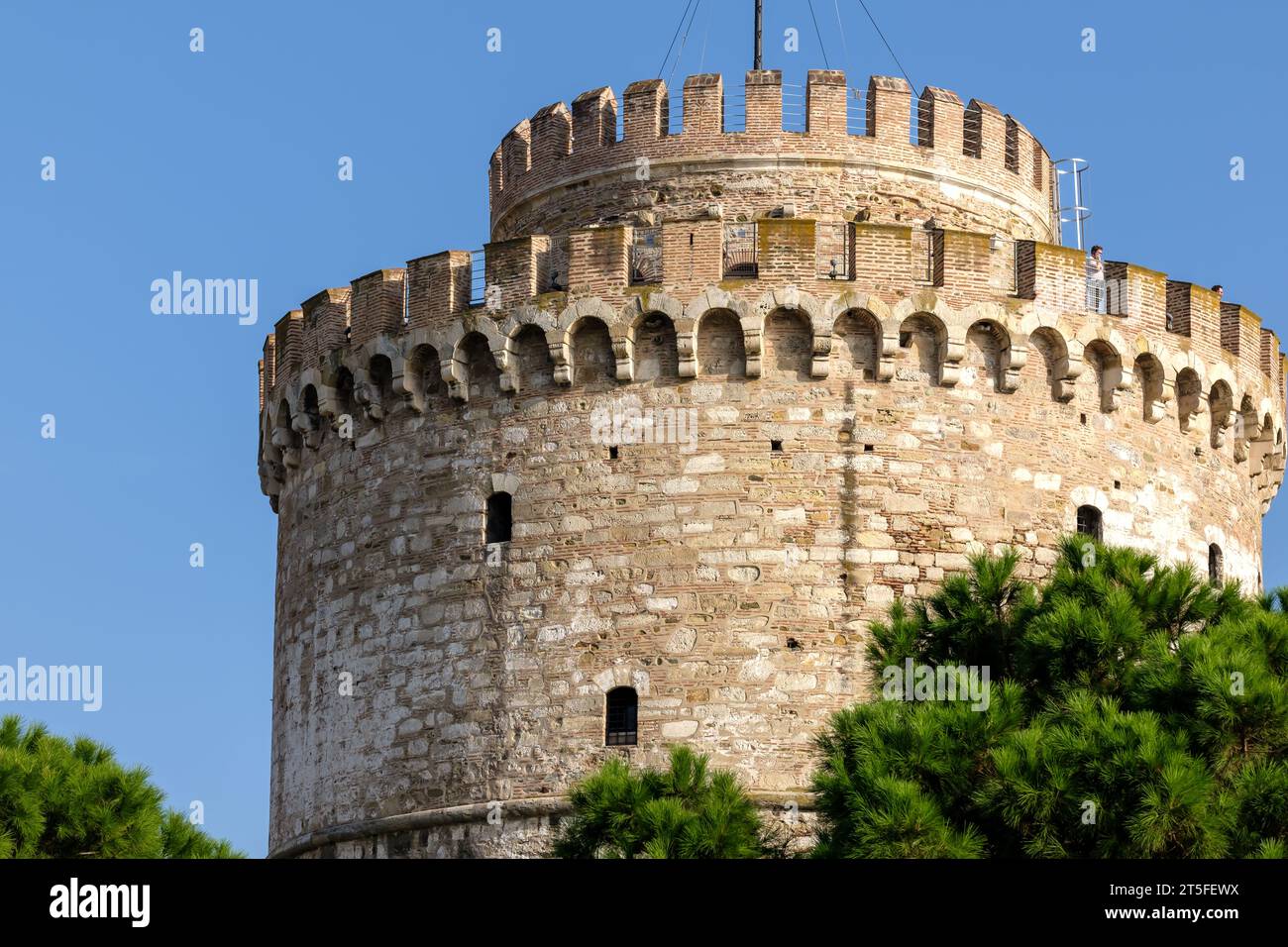 Vista della Torre Bianca, conosciuta anche come Lefkos Pyrgos, un monumento e museo sul lungomare di Salonicco in Grecia Foto Stock