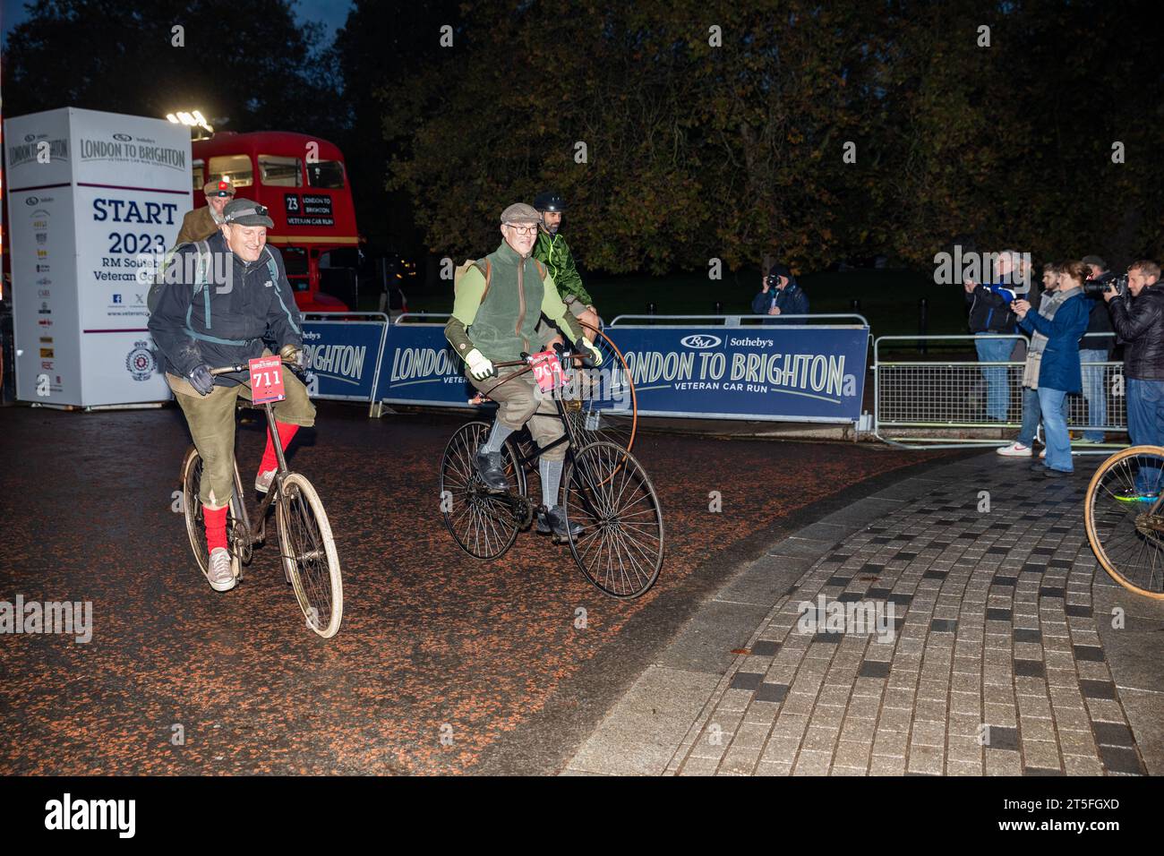 Hyde Park, Londra, Regno Unito. 5 novembre 2023. Da Londra a Brighton Veteran Car Run parte Hyde Park in occasione del suo 127° anniversario, l'evento automobilistico più lungo del mondo. Le auto d'epoca scendono a Brighton per attraversare il traguardo a Madeira Drive con gli spettatori lungo il percorso. Alcuni dei veicoli hanno almeno 118 anni. Crediti: Keith Larby/Alamy Live News Foto Stock