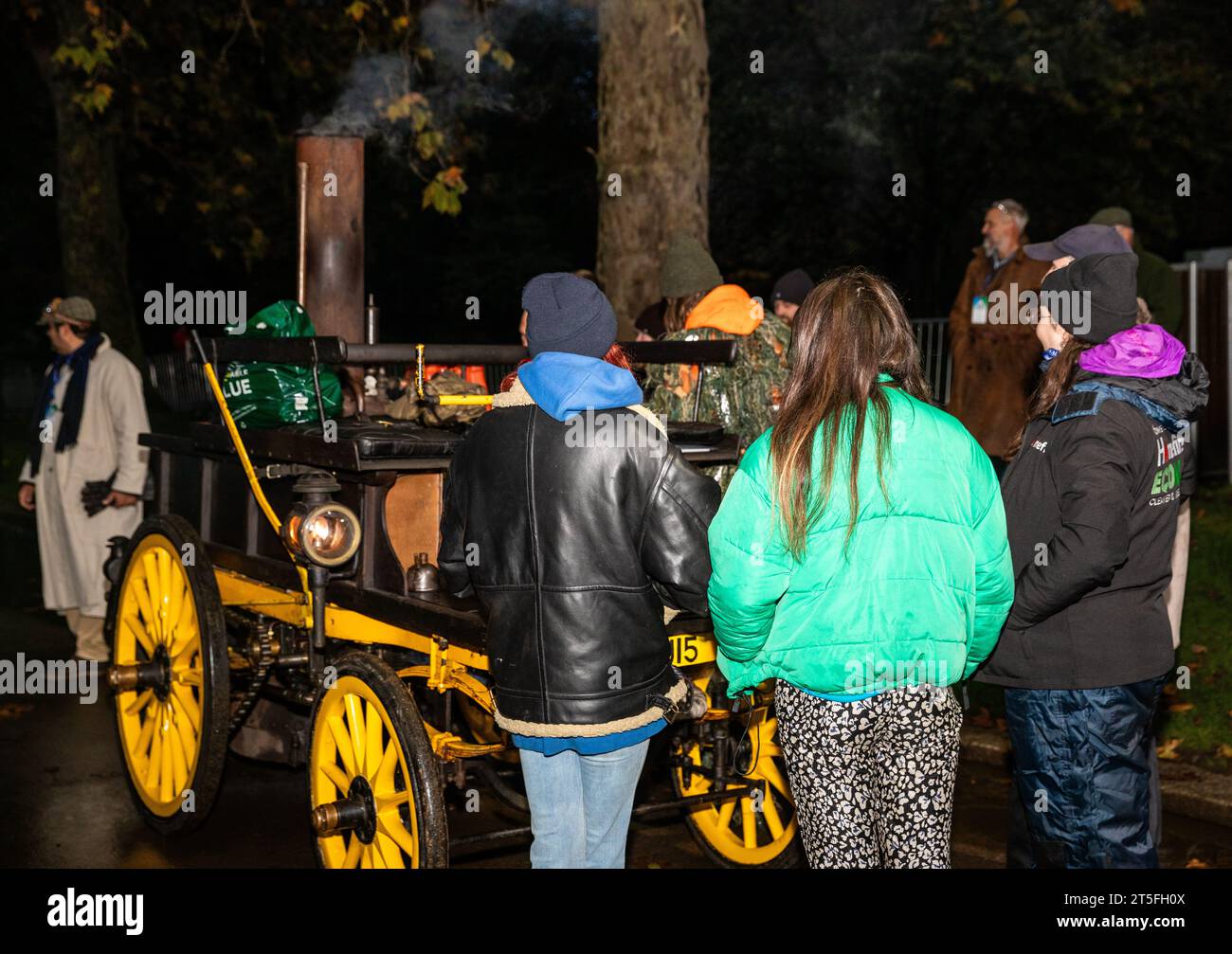 Hyde Park, Londra, Regno Unito. 5 novembre 2023. Da Londra a Brighton Veteran Car Run parte Hyde Park in occasione del suo 127° anniversario, l'evento automobilistico più lungo del mondo. Le auto d'epoca scendono a Brighton per attraversare il traguardo a Madeira Drive con gli spettatori lungo il percorso. Alcuni dei veicoli hanno almeno 118 anni. Crediti: Keith Larby/Alamy Live News Foto Stock