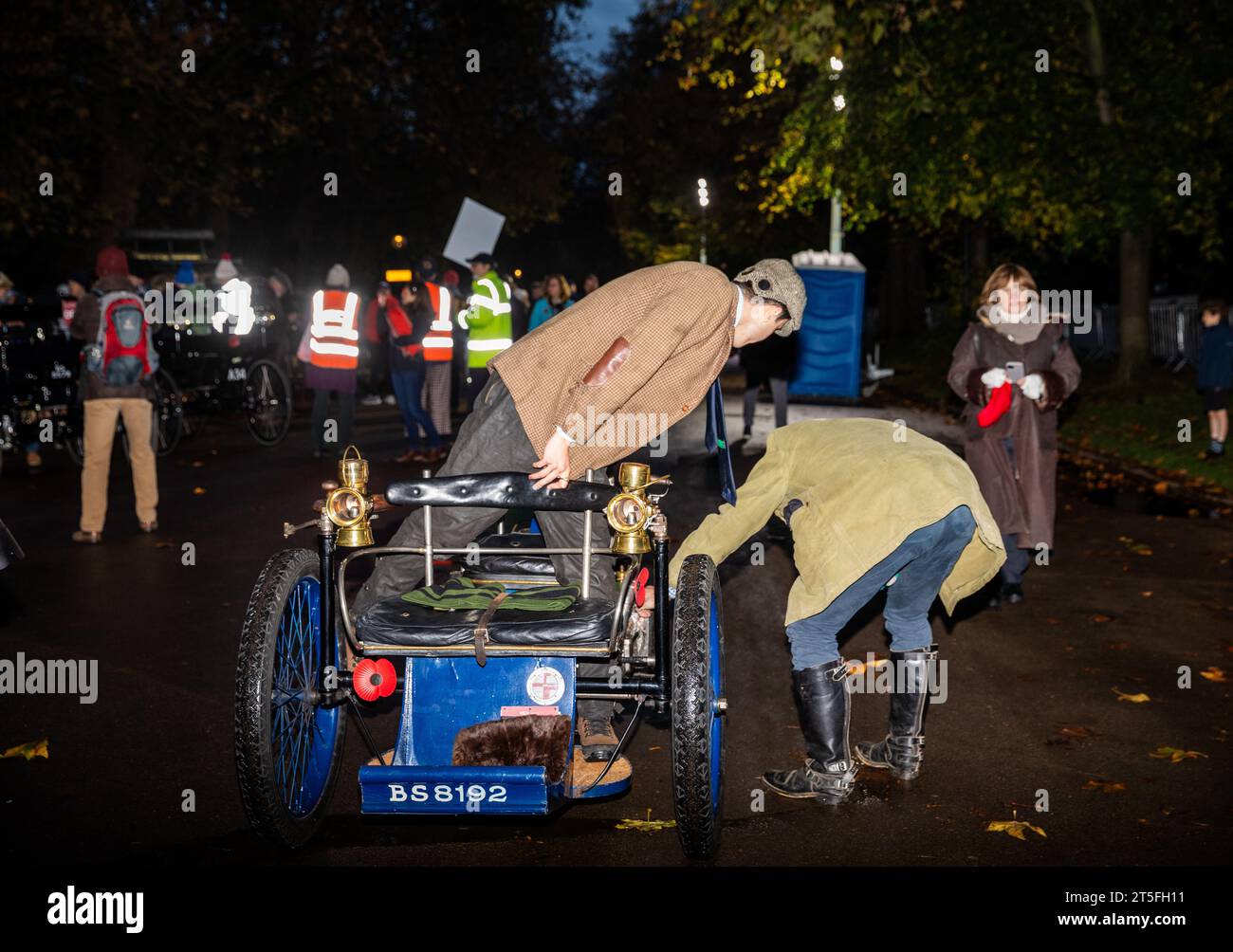 Hyde Park, Londra, Regno Unito. 5 novembre 2023. Da Londra a Brighton Veteran Car Run parte Hyde Park in occasione del suo 127° anniversario, l'evento automobilistico più lungo del mondo. Le auto d'epoca scendono a Brighton per attraversare il traguardo a Madeira Drive con gli spettatori lungo il percorso. Alcuni dei veicoli hanno almeno 118 anni. Crediti: Keith Larby/Alamy Live News Foto Stock