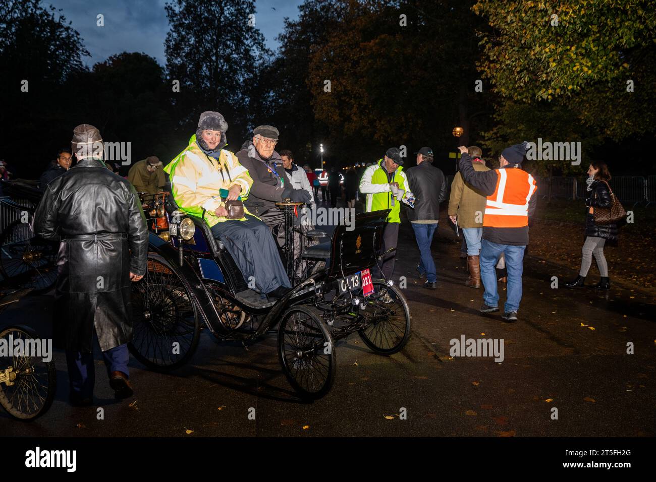 Hyde Park, Londra, Regno Unito. 5 novembre 2023. Da Londra a Brighton Veteran Car Run parte Hyde Park in occasione del suo 127° anniversario, l'evento automobilistico più lungo del mondo. Le auto d'epoca scendono a Brighton per attraversare il traguardo a Madeira Drive con gli spettatori lungo il percorso. Alcuni dei veicoli hanno almeno 118 anni. Crediti: Keith Larby/Alamy Live News Foto Stock