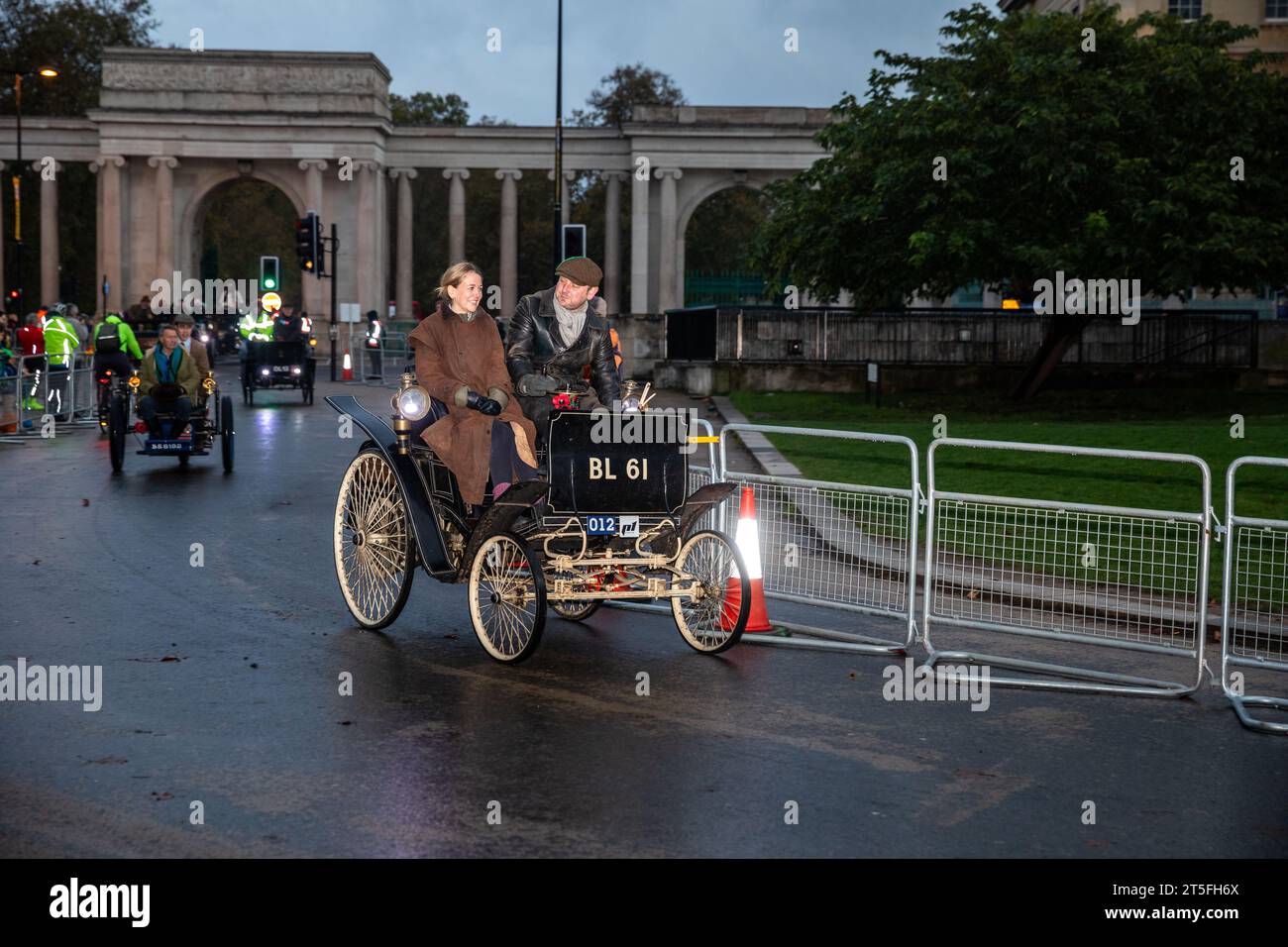 Hyde Park, Londra, Regno Unito. 5 novembre 2023. Da Londra a Brighton Veteran Car Run parte Hyde Park in occasione del suo 127° anniversario, l'evento automobilistico più lungo del mondo. Le auto d'epoca scendono a Brighton per attraversare il traguardo a Madeira Drive con gli spettatori lungo il percorso. Alcuni dei veicoli hanno almeno 118 anni. Crediti: Keith Larby/Alamy Live News Foto Stock