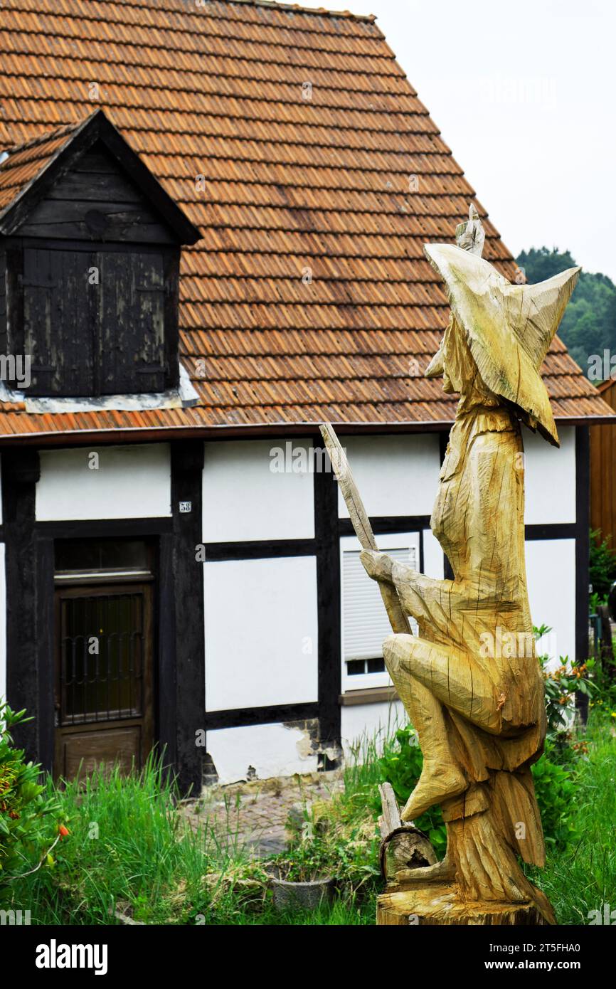 Post-e-casa del fascio in Tecklenburg, Germania, dispone di intaglio del legno di strega relative alla Hexenpfad o Witches percorso sentiero escursionistico. Foto Stock