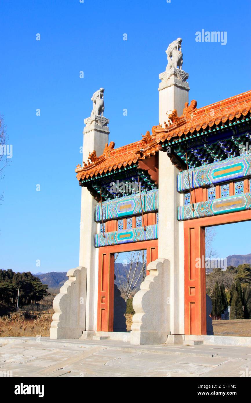 ZUNHUA - 15 DICEMBRE: La porta del drago-fenice intagliano l'architettura paesaggistica, nelle tombe orientali della dinastia Qing, il 15 dicembre 2013, Zu Foto Stock