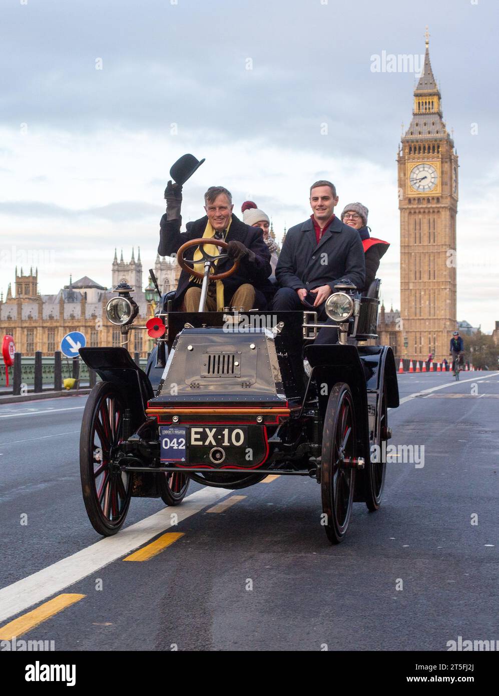 Londra, Inghilterra, Regno Unito. 5 novembre 2023. I partecipanti percorreranno il Palazzo di Westminster e il Westminster Bridge durante la RM Sotheby's London fino alla Brighton Veteran Car Run. (Immagine di credito: © Tayfun salci/ZUMA Press Wire) SOLO USO EDITORIALE! Non per USO commerciale! Crediti: ZUMA Press, Inc./Alamy Live News Foto Stock