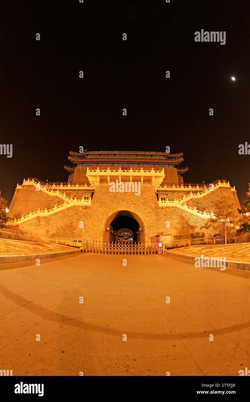 PECHINO - 22 DICEMBRE: Vista notturna della grande porta d'ingresso il 22 dicembre 2013, pechino, cina. Foto Stock