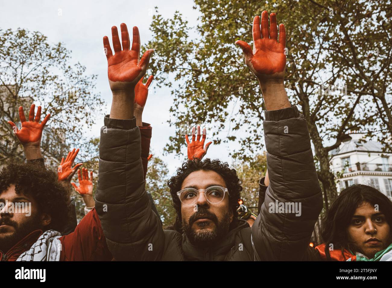 Parigi, Francia. 4 novembre 2023. Olivier Donnars/le Pictorium - Una marcia a sostegno dei palestinesi - 04/11/2023 - Francia/Parigi - Una marcia a sostegno dei palestinesi e contro la guerra tra Israele e Palestina, e per chiedere un cessate il fuoco nell'attacco israeliano alla Striscia di Gaza. Crediti: LE PICTORIUM/Alamy Live News Foto Stock