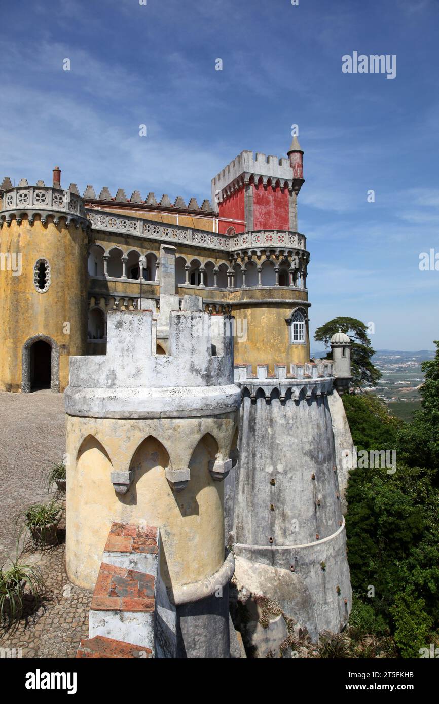 Questo palazzo in stile fiabesco si trova su una collina sopra Sintra. Questo edificio in stile romantico è stato utilizzato come residenza estiva della famiglia reale portoghese. Foto Stock