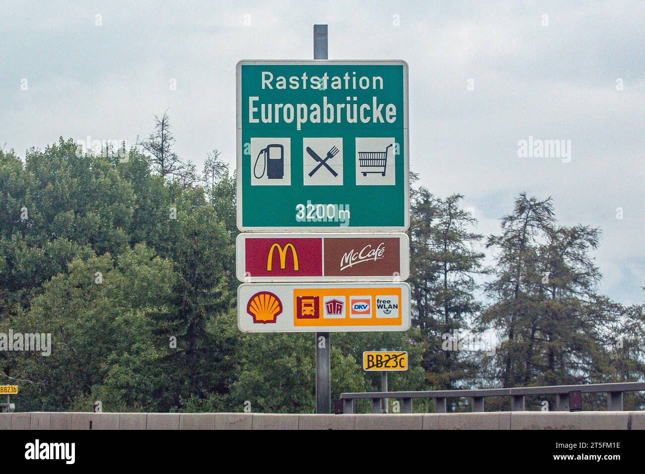 Die Brenner Autobahn A 13 ist eine Autobahn in Tirol und Teil der Europastraße 45. SIE bildet den österreichischen Teil der Brennerautobahn. Autobahn 13 *** l'autostrada del Brennero A 13 è un'autostrada del Tirolo e fa parte della strada europea 45 costituisce la parte austriaca dell'autostrada del Brennero 13 credito: Imago/Alamy Live News Foto Stock