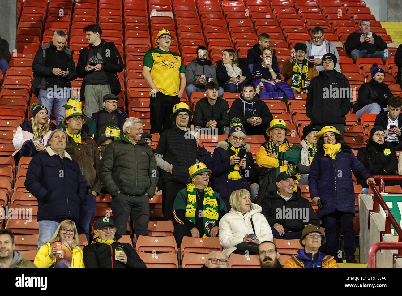 Tifosi dell'Horsham durante il primo round della Emirates fa Cup Barnsley vs Horsham FC a Oakwell, Barnsley, Regno Unito, 3 novembre 2023 (foto di Mark Cosgrove/News Images) Foto Stock