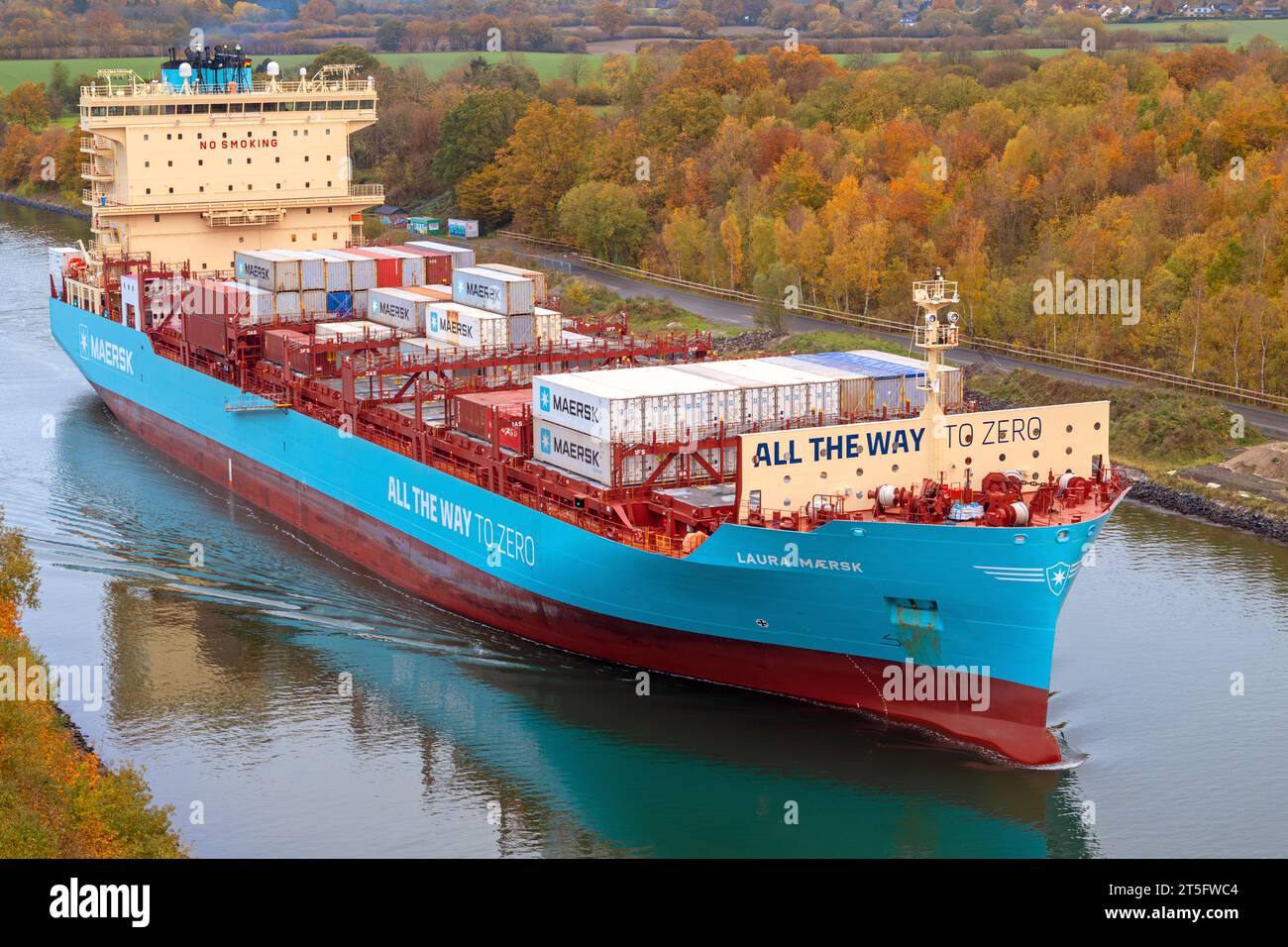 La nuova Containership LAURA MAERSK Line, alimentata a metanolo, passa accanto al canale autunnale di Kiel Foto Stock