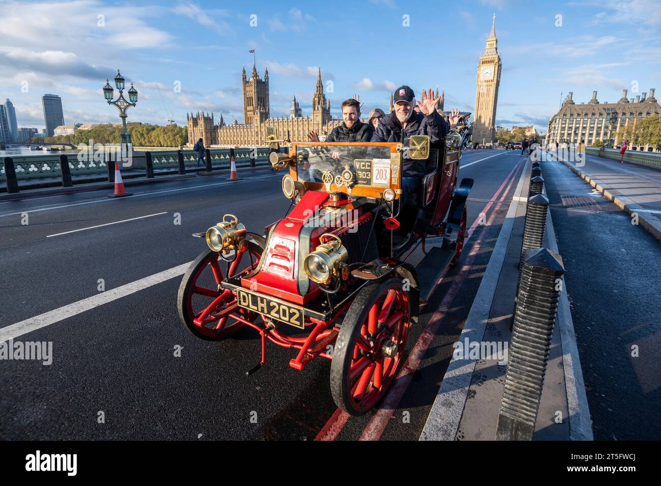 Londra, Regno Unito. 5 novembre 2023. I partecipanti in auto d'epoca attraversano il Westminster Bridge durante la corsa di auto d'epoca da Londra a Brighton Veteran Car Run. Oltre 400 veicoli d'epoca pre-1905 partecipano al 127° anniversario della storica Emancipation Run, che ha celebrato il passaggio delle locomotive sulla Highway Act aumentando il limite di velocità da 4 mph a 14 mph, dispensando dalla necessità che i veicoli siano preceduti da un uomo che sventola una bandiera rossa, ponendo fine effettivamente a secoli di trasporto trainato da cavalli e dando agli automobilisti la libertà della strada credito: Stephen Chung / Alamy Live News Foto Stock