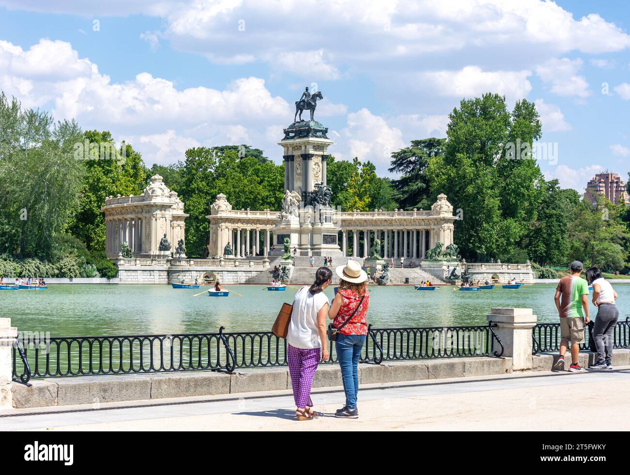Monumento al re Alfonso XII sul grande stagno di El Retiro, Parque del Buen Retiro (Parco del Buen Retiro), Retiro, Madrid, Regno di Spagna Foto Stock