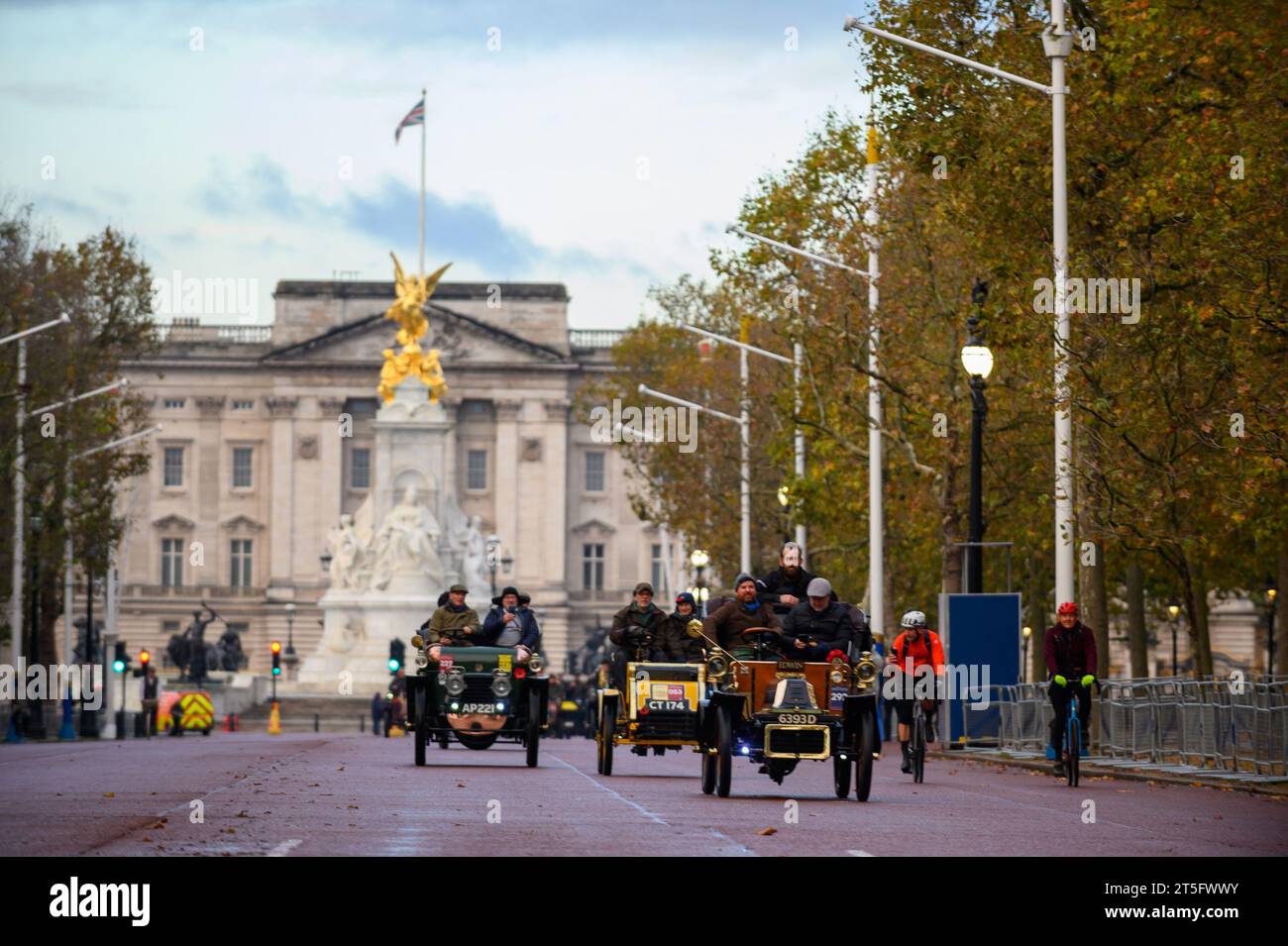 Londra, Regno Unito. 5 novembre 2023. Prima dell'alba di domenica 5 novembre, Hyde Park di Londra sarà pieno di immagini, suoni e odori dell'alba dell'automobilismo, mentre 400 intrepidi piloti si preparano e le loro macchine pionieristiche per l'annuale RM Sotheby's London to Brighton Veteran Car Run. Quindi, seguendo la simbolica lacerazione della bandiera rossa, quando il sole sorge alle 7:00 tutti i partecipanti partiranno per lo storico viaggio di 60 km verso la costa del Sussex. Crediti: Mary-Lu Bakker/Alamy Live News Foto Stock