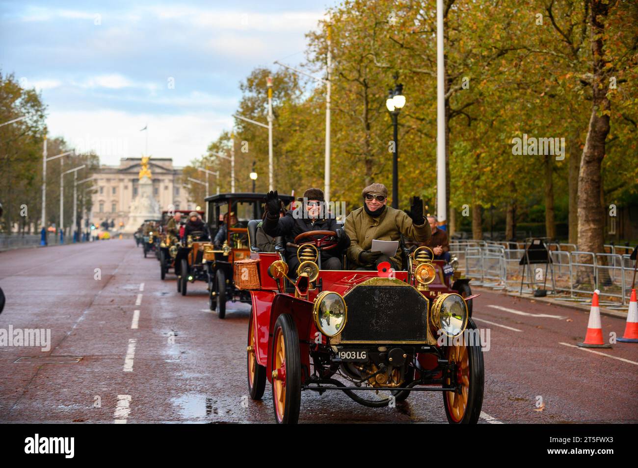 Londra, Regno Unito. 5 novembre 2023. Prima dell'alba di domenica 5 novembre, Hyde Park di Londra sarà pieno di immagini, suoni e odori dell'alba dell'automobilismo, mentre 400 intrepidi piloti si preparano e le loro macchine pionieristiche per l'annuale RM Sotheby's London to Brighton Veteran Car Run. Quindi, seguendo la simbolica lacerazione della bandiera rossa, quando il sole sorge alle 7:00 tutti i partecipanti partiranno per lo storico viaggio di 60 km verso la costa del Sussex. Crediti: Mary-Lu Bakker/Alamy Live News Foto Stock