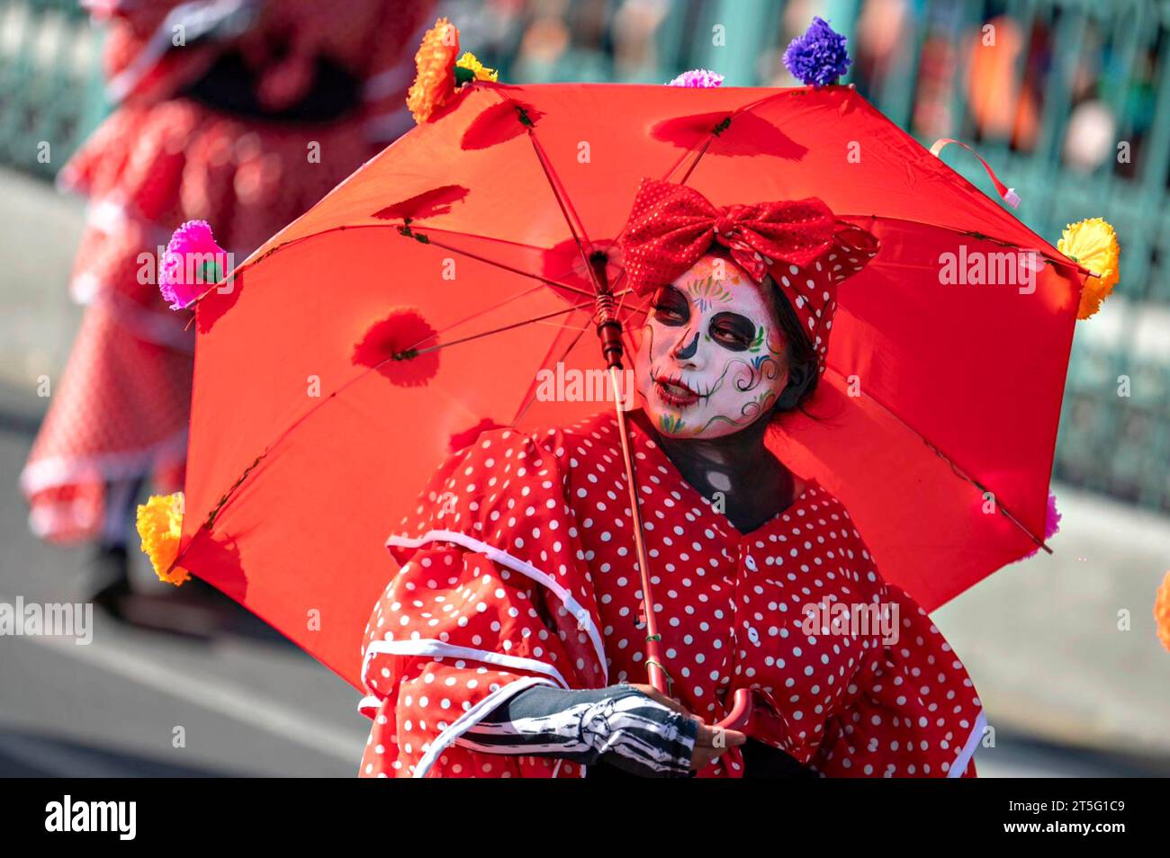 Città del Messico, Messico. 4 novembre 2023. Un artista in costume sfilerà lungo il Paseo de la Reforma in costumi e pittura facciale durante la grande Processione, che segna l'ultimo giorno delle celebrazioni del giorno dei morti, il 4 novembre 2023 a città del Messico, Messico. Credito: Ministero della Cultura/governo messicano/Alamy Live News Foto Stock