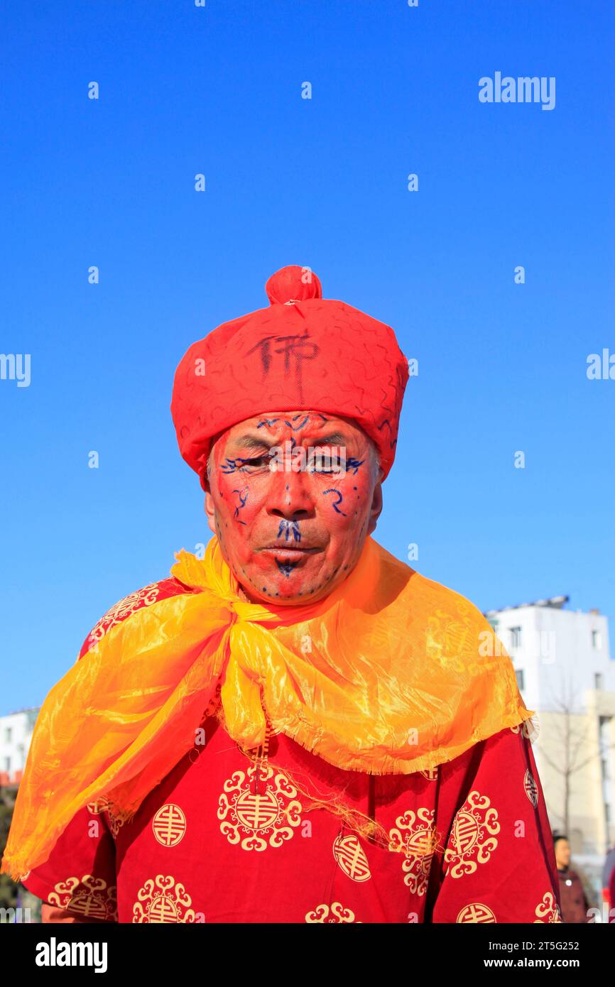 CONTEA DI LUANNAN - 9 FEBBRAIO: Il re delle scimmie indossa abiti colorati, esegue la danza yangko per strada, durante il Capodanno lunare cinese, febbraio Foto Stock