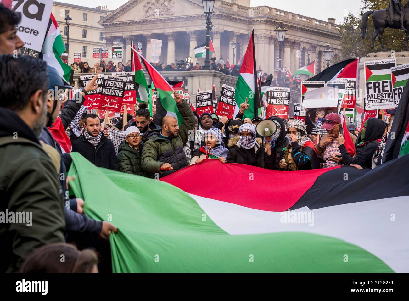 Un'enorme bandiera palestinese sventolò alla protesta pro-palestinese a Trafalgar Square, Londra il 4/11/2023, Inghilterra, Regno Unito Foto Stock