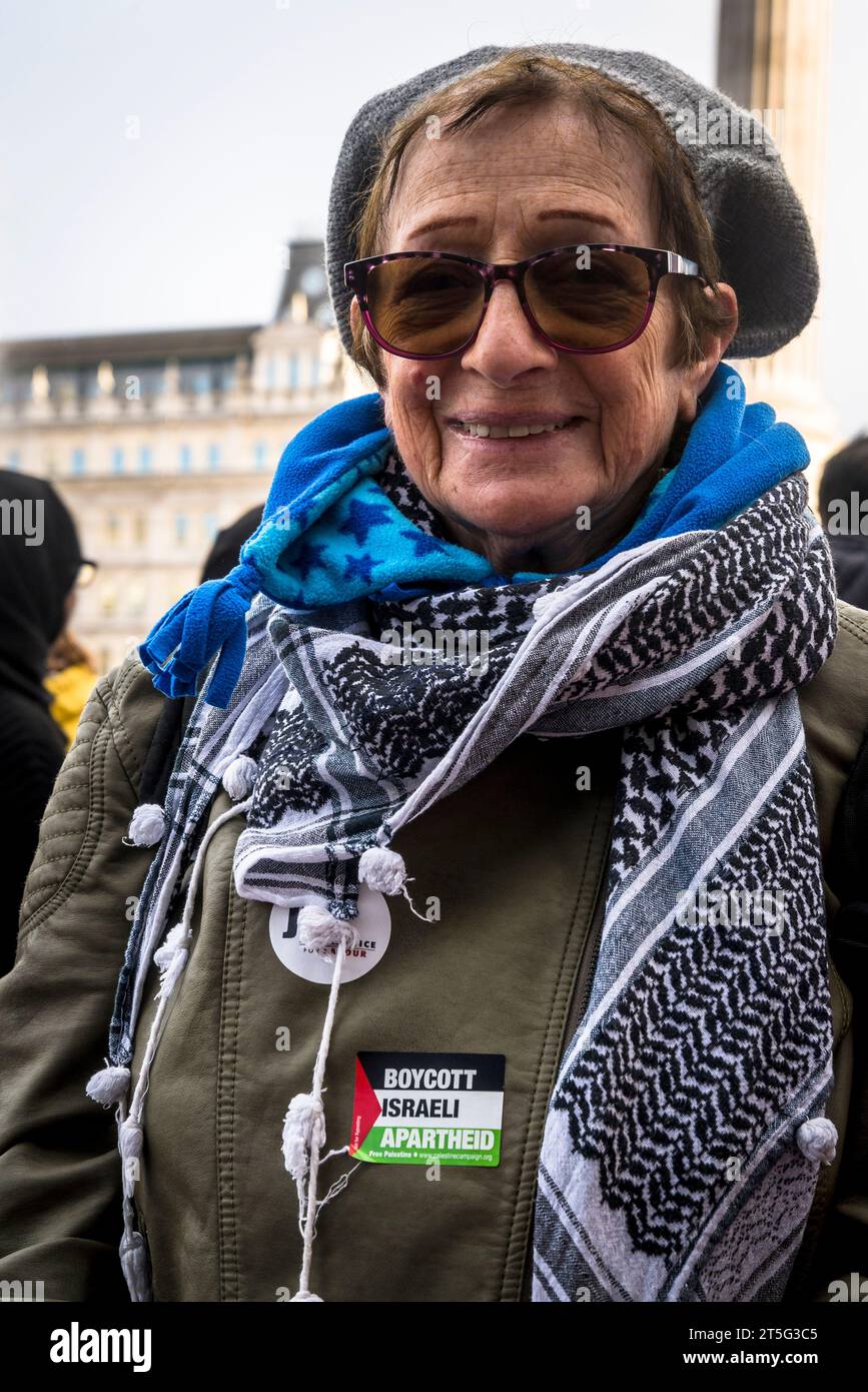 Donna ebrea che si batte contro l'"apartheid israeliano" e che chiede "voce ebraica per il lavoro" alla protesta pro-palestinese in piazza Trafalgar, Foto Stock