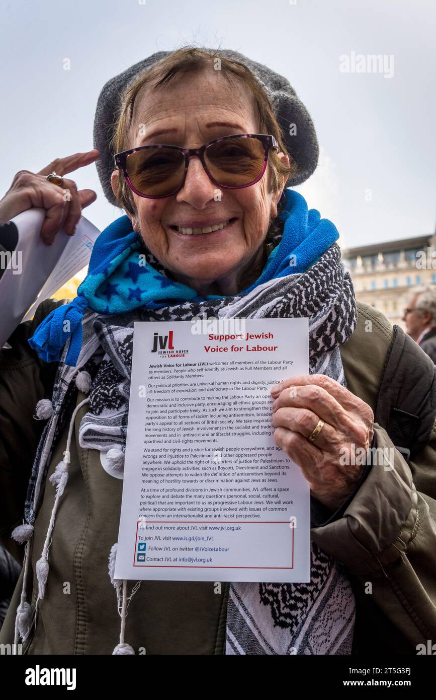 Donna ebrea che si batte contro l'"apartheid israeliano" e che chiede "voce ebraica per il lavoro" alla protesta pro-palestinese in piazza Trafalgar, Foto Stock