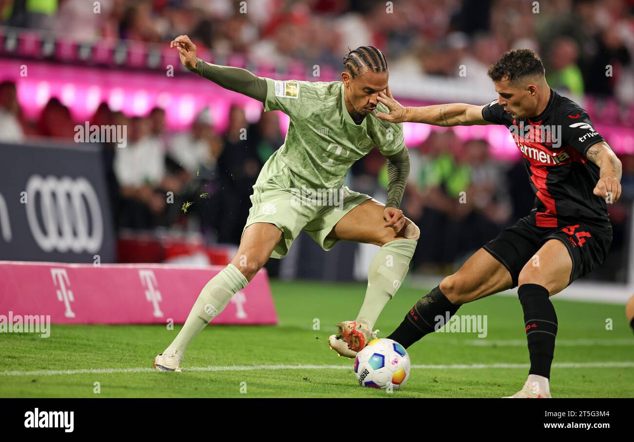 Leroy sane del Bayern Muenchen Granit Xhaka del Bayer Leverkusen FC Bayern MŸnchen - Bayer Leverkusen 15.9.2023 Fussball 1 . Bundesliga Saison 2023 / 2024 © diebilderwelt / Alamy Stock Foto Stock