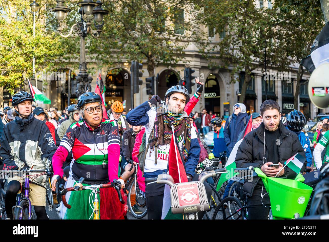 Giro in bicicletta a sostegno di Gaza Sunbirds, una squadra di paracadutisti di Gaza, alla protesta pro-palestinese a Trafalgar Square, Londra il 04/11/2023, Inghilterra, U Foto Stock