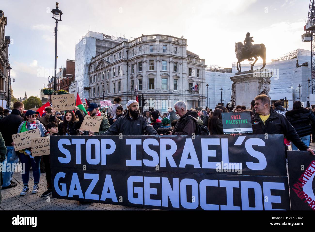 Enorme "Stop Israel's Gaza genocide" alla protesta pro-palestinese a Trafalgar Square, Londra il 4/11/2023, Inghilterra, Regno Unito Foto Stock