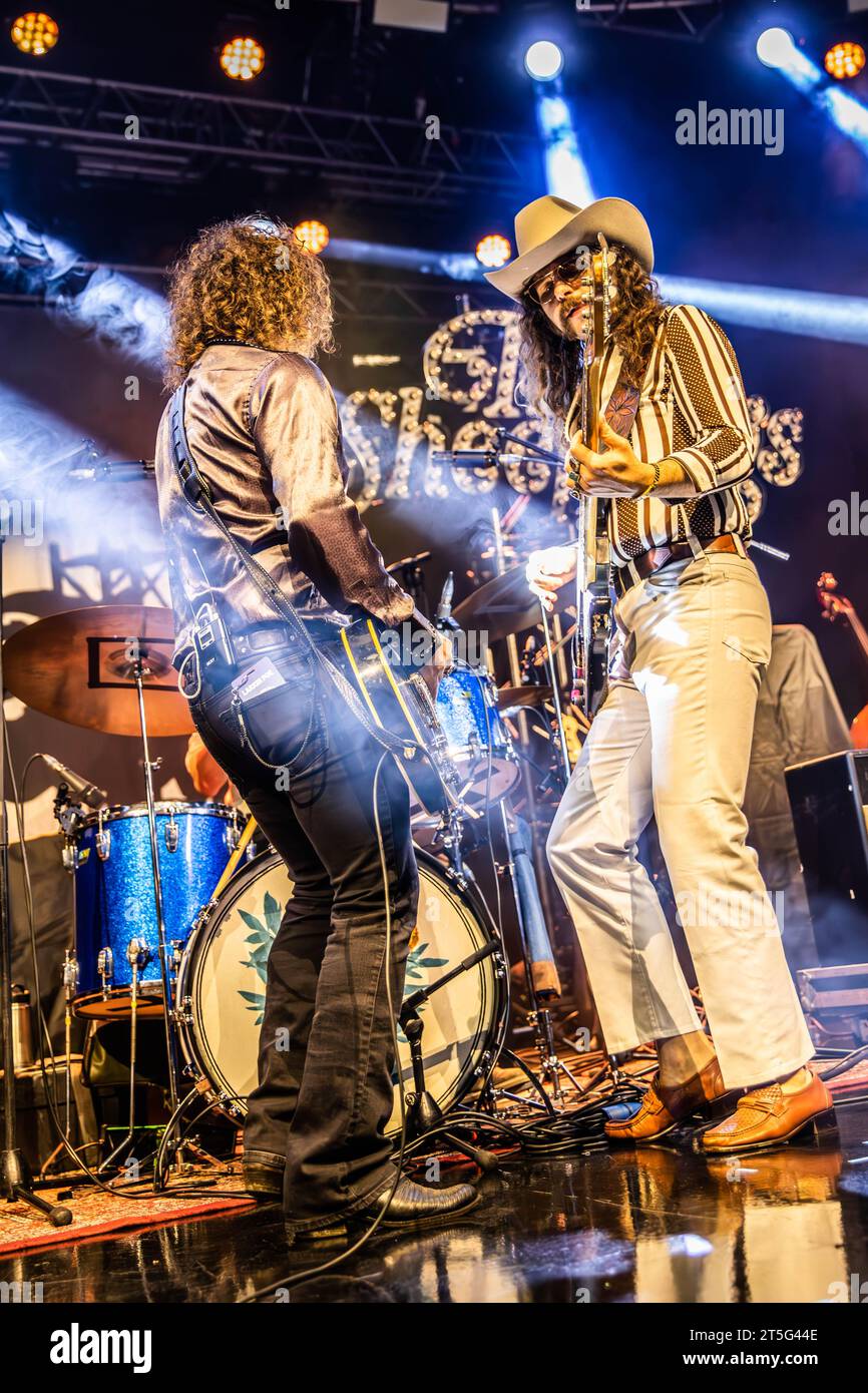 Milano, Italia. 4 novembre 2023. La band canadese THE SHEEPDOGS si esibisce dal vivo sul palco di Fabrique, aprendo lo spettacolo di Larkin PoE. Crediti: Rodolfo Sassano/Alamy Live News Foto Stock