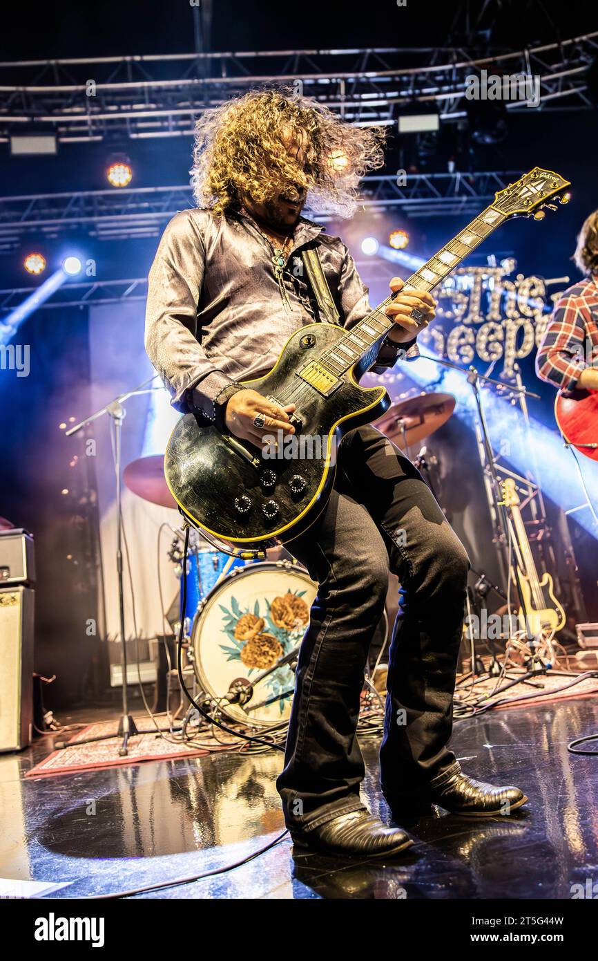 Milano, Italia. 4 novembre 2023. La band canadese THE SHEEPDOGS si esibisce dal vivo sul palco di Fabrique, aprendo lo spettacolo di Larkin PoE. Crediti: Rodolfo Sassano/Alamy Live News Foto Stock