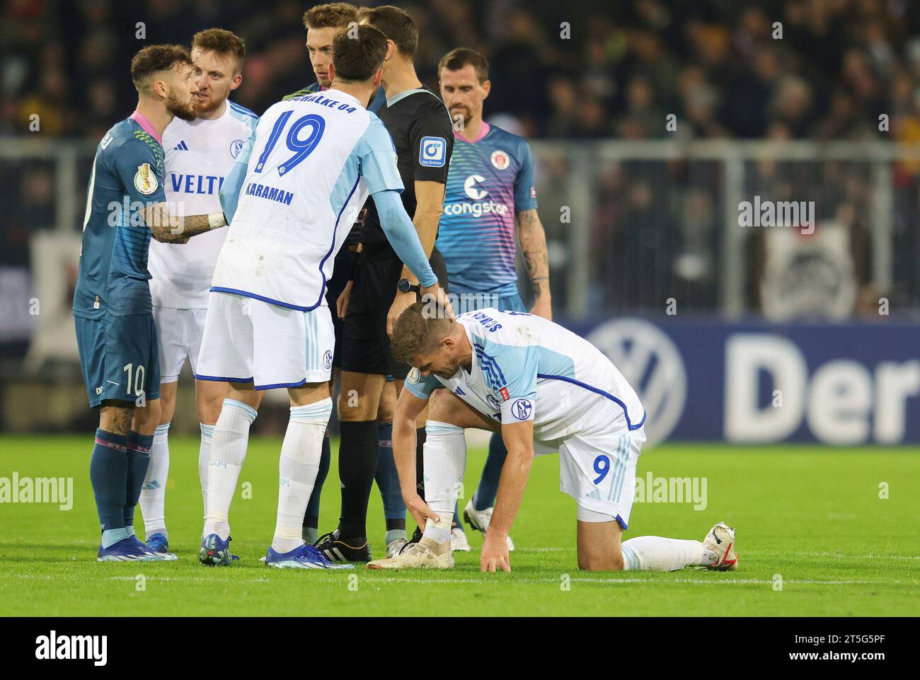 Amburgo, Deutschland. 31 ottobre 2023. Firo: 31 ottobre 2023 calcio, calcio, DFB Cup maschile 2° turno FC St.Pauli Hamburg - FC Schalke 04 infortunio Simon Terodde credito: dpa/Alamy Live News Foto Stock