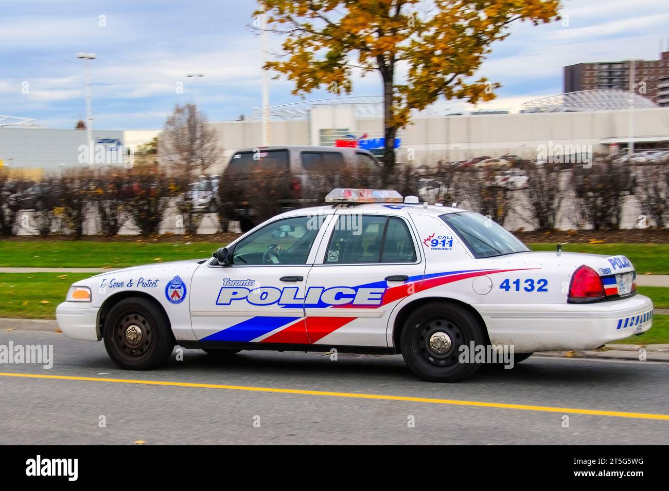 Toronto, Canada, 2013, movimento sfocato di un'auto di pattuglia della polizia di Toronto che guida su una strada cittadina. Foto Stock