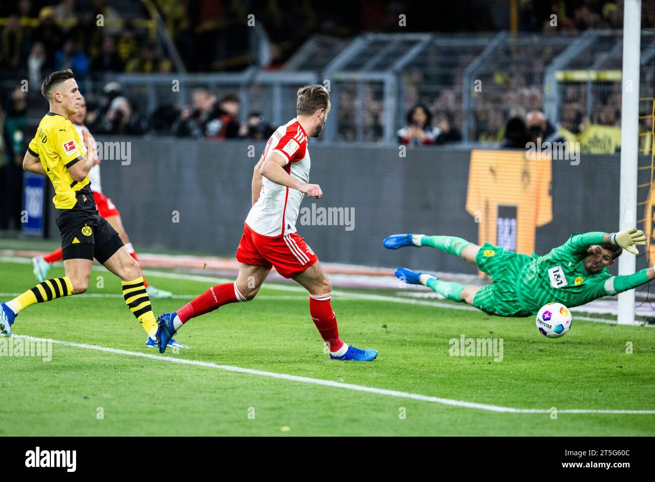 Dortmund, Signal-Iduna-Park, 04.11.23: Harry Edward Kane (München) schiesst das 2:0 Tor beim 1. Bundesliga Spiel Borussia Dortmund contro FC Bayern Münch Foto Stock