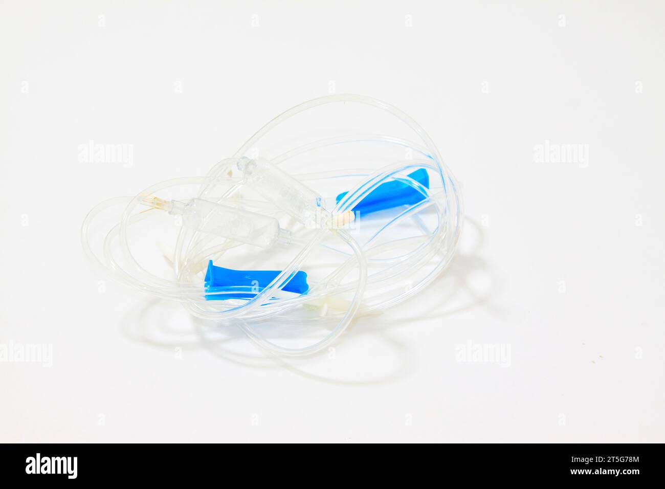 tubo di infusione medico abbandonato su sfondo bianco Foto Stock