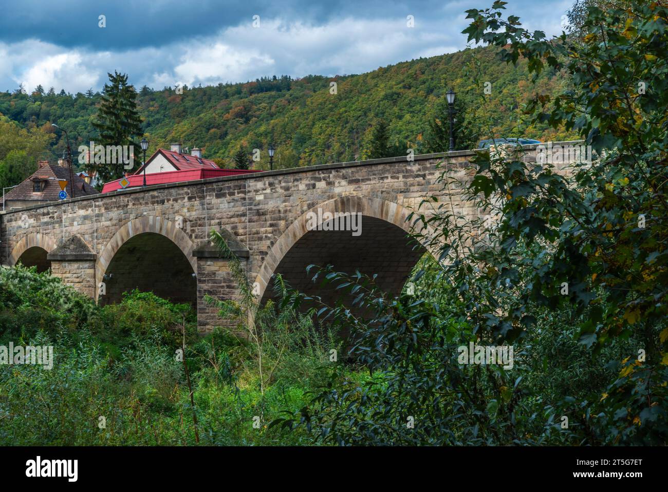 Ponte di pietra a Bardo - piccola città nella parte sud-occidentale della Polonia di "Gory Sowie" Foto Stock